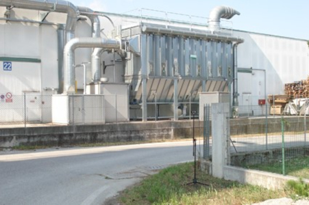 Tecnico effettua rilievi acustici su impianto industriale